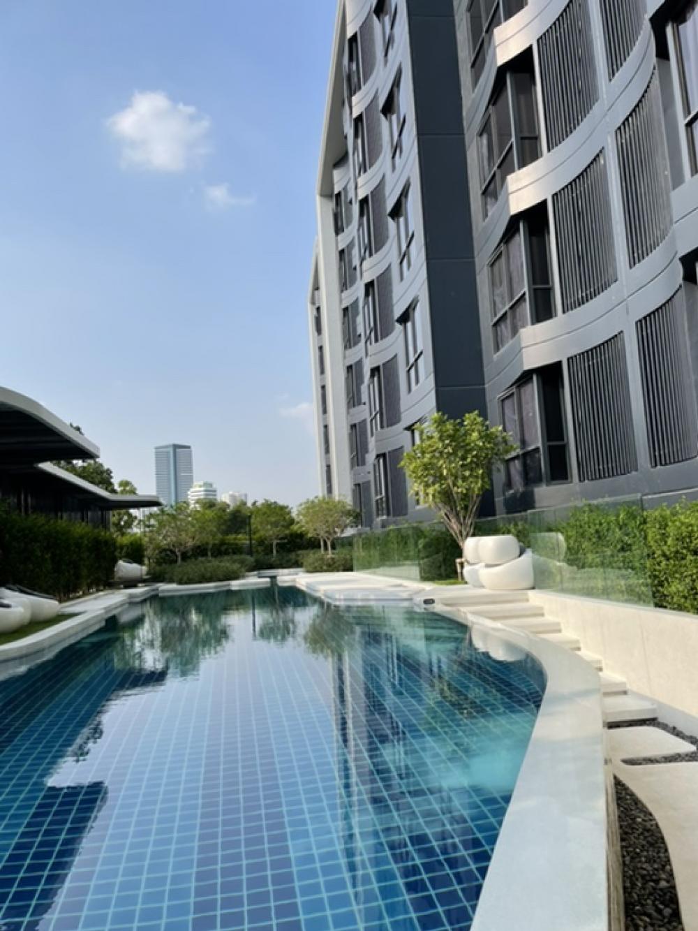 🔥ให้เช่าด่วน 🔥 Blue Condo สุขุมวิท 105 วิวสระว่ายน้ำ สวนส่วนกลางขนานตัวอาคาร ห้องอยู่ชั้น 3 ปากซอยใกล้ BTS แบริ่ง และท้ายซอยใกล้ MRT ศรีลาซาล