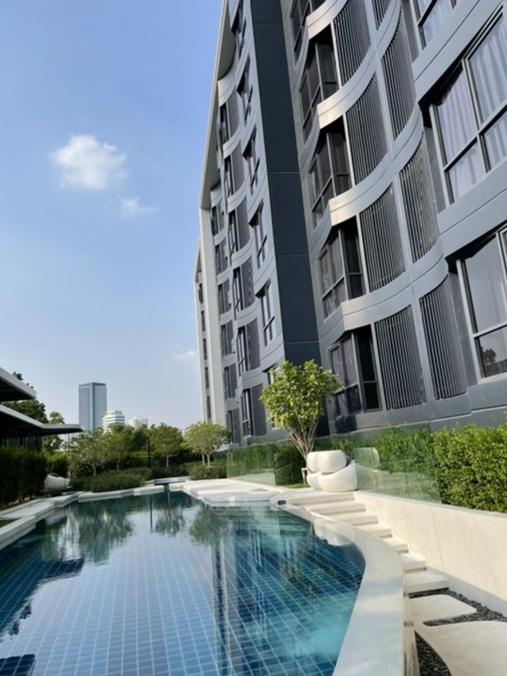 🔥ให้เช่าด่วน 🔥 Blue Condo สุขุมวิท 105 วิวสระว่ายน้ำ สวนส่วนกลางขนานตัวอาคาร ห้องอยู่ชั้น 3 ปากซอยใกล้ BTS แบริ่ง และท้ายซอยใกล้ MRT ศรีลาซาล