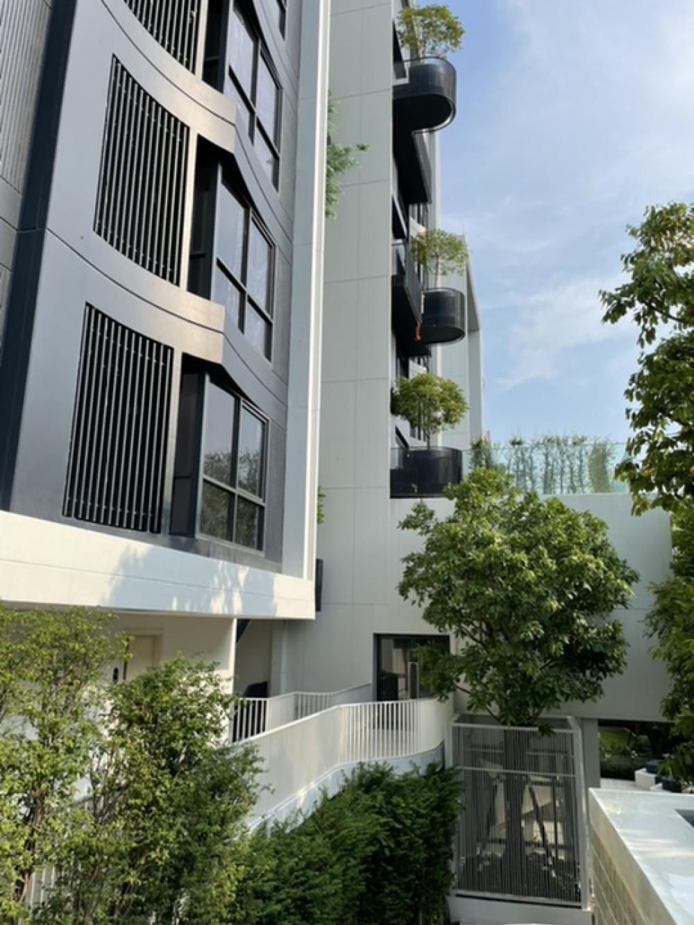 🔥ให้เช่าด่วน 🔥 Blue Condo สุขุมวิท 105 วิวสระว่ายน้ำ สวนส่วนกลางขนานตัวอาคาร ห้องอยู่ชั้น 3 ปากซอยใกล้ BTS แบริ่ง และท้ายซอยใกล้ MRT ศรีลาซาล